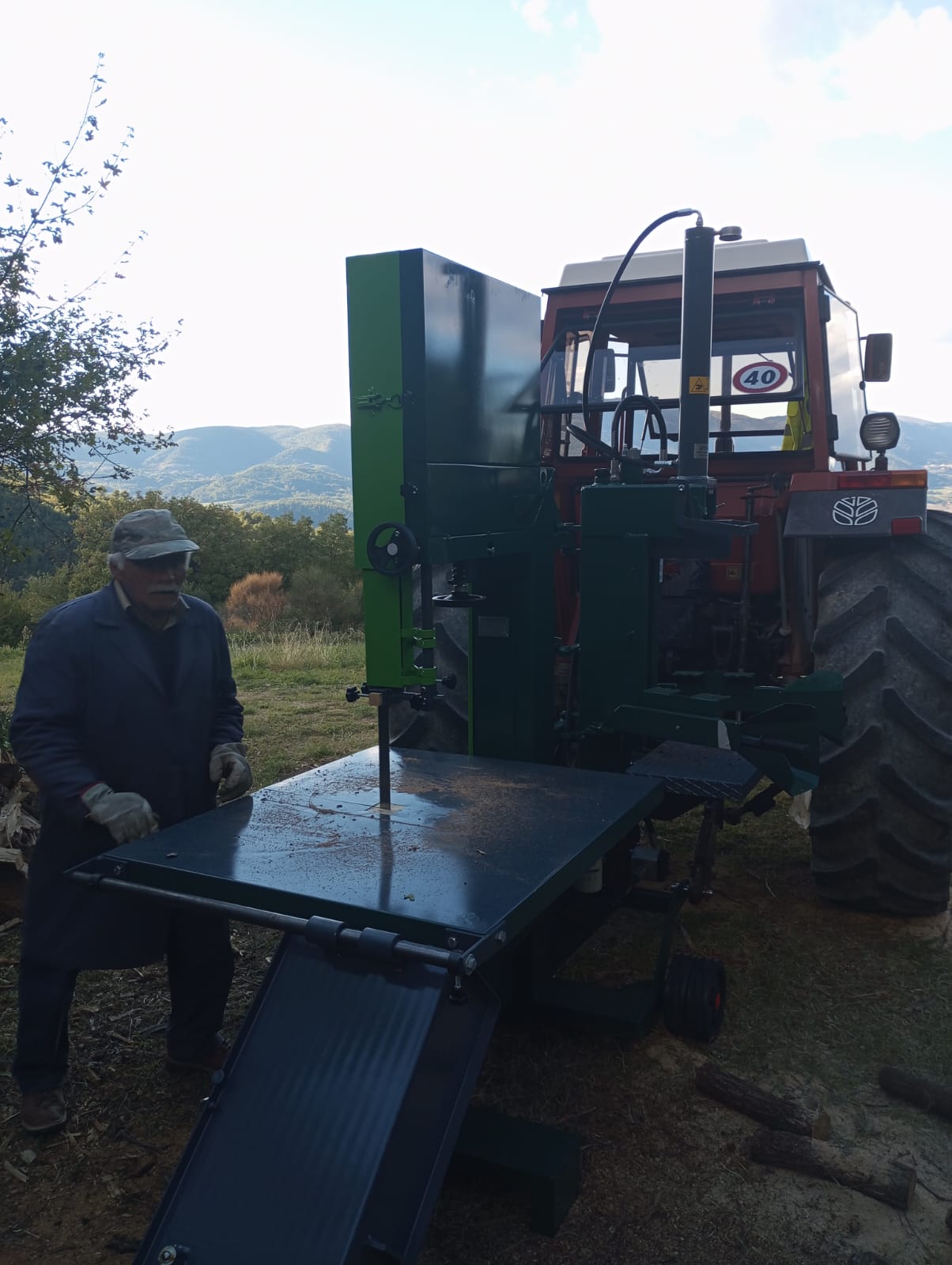 MODELLO SEGA A NASTRO 600 S.S.I.T. ATTACCO 3 PUNTI SOLLEVATORE COMBINATA CON SPACCALEGNA IDRAULICO VERTICALE GIREVOLE DA 16 TONNELLATE