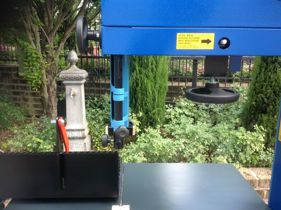 MODELLO SEGA A NASTRO 700 S.S.I.T. ATTACCO 3 PUNTI SOLLEVATORE COMBINATA CON SPACCALEGNA IDRAULICO VERTICALE GIREVOLE DA 16 TONNELLATE