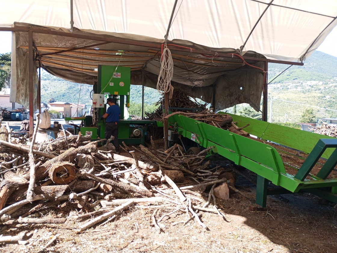 MODELLO SEGA A NASTRO SEMIAUTOMATICA 800 C.S.O.I.E.T. SUPERMATIC CARRELLATA CON SPACCALEGNA IDRAULICO 20 TONNELLATE ORIZZONTALE