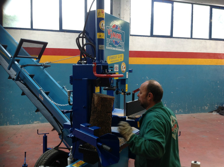 MODELLO SEGA A NASTRO 700 C.S.I.E.T. CARRELLATA CON SPACCALEGNA IDRAULICO DA 16 TONNELLATE VERTICALE GIREVOLE E NASTRO TRASPORTATORE DA 5 METRI INCORPORATO SULLA MACCHINA